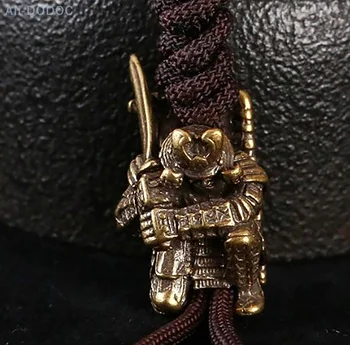 1pc Samuraj EDC Nôž Perličiek Mosadz ozdobná šnúrka na uniforme Prívesok Vonkajšie Baterka Tkané Japonský Broadsword