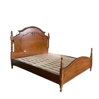 Vyrezávané masívneho dreva manželskou posteľou, spálňa, domov retro vidieka literatúra, stredoveká master posteľ